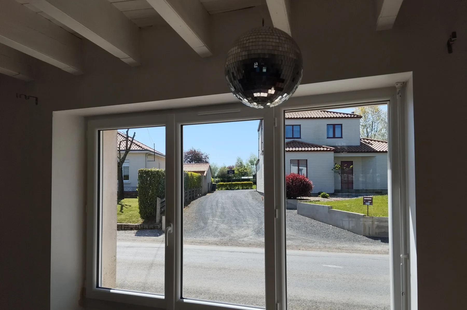 Remplacement de fenêtre avec calfeutrement haute performance lors d'un chantier à Erbray