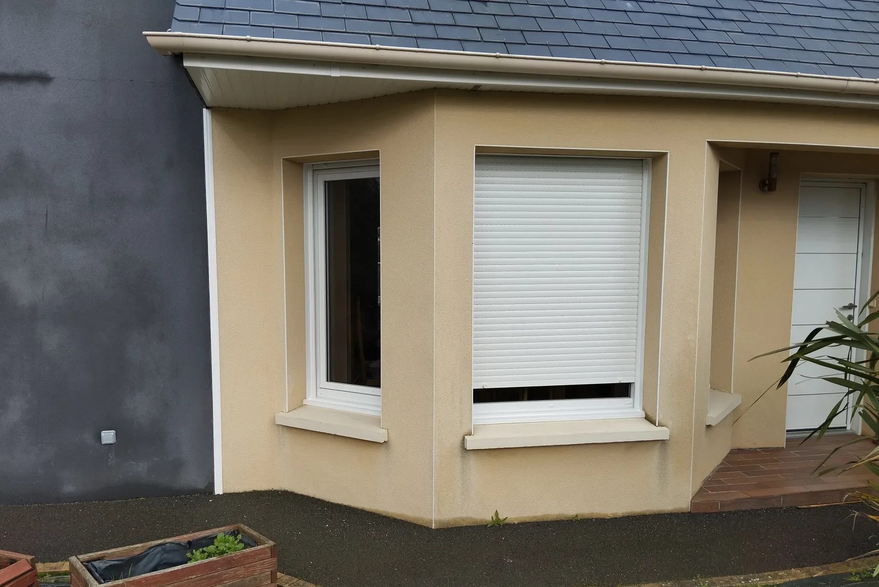 Menuisier professionnel installant une fenêtre sur mesure à Candé