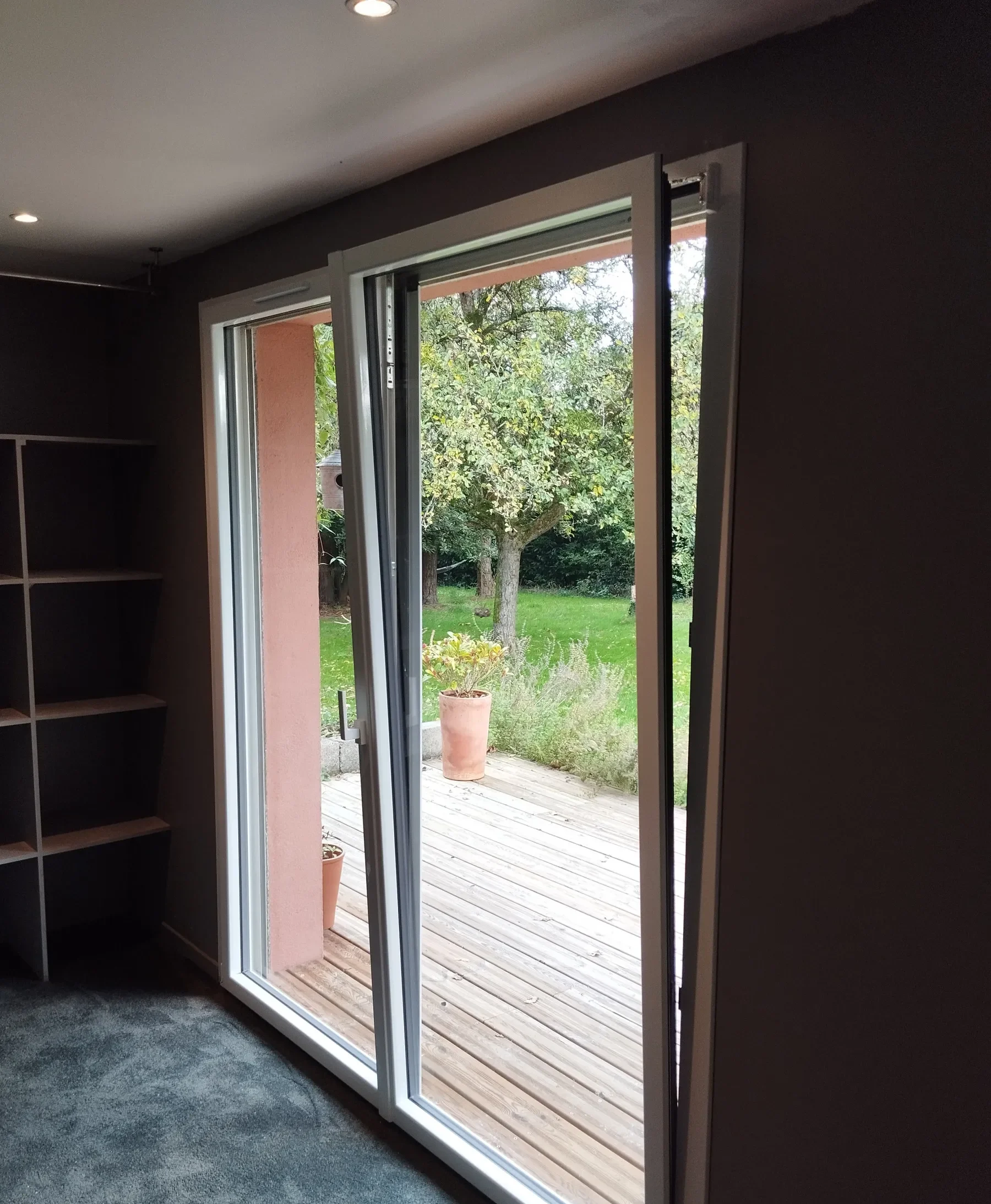 Finitions d'une nouvelle porte d'entrée posée par notre équipe à Candé